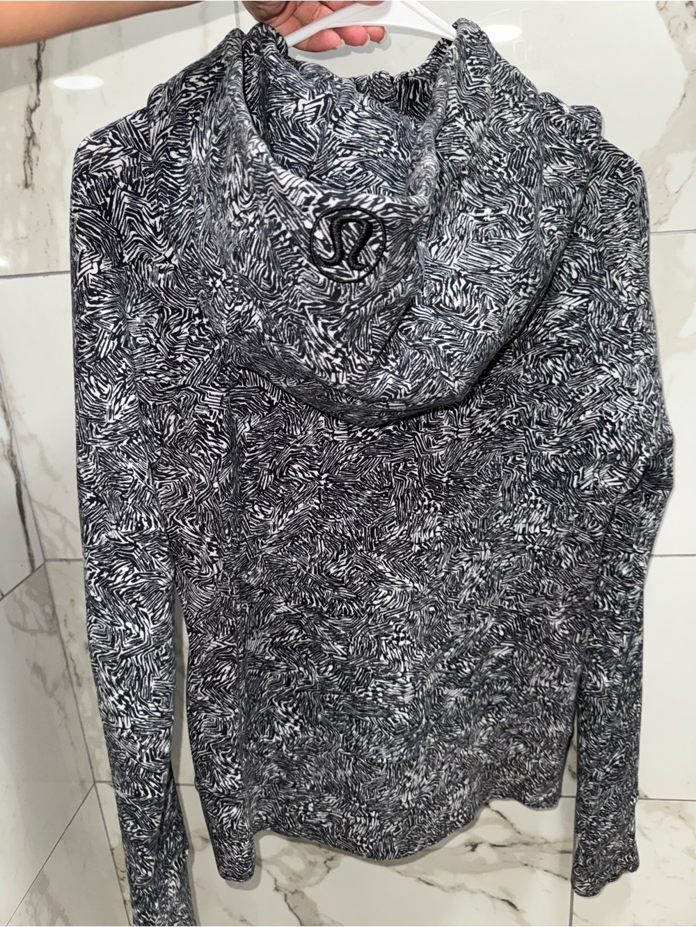 Sz 6 lululemon Women’s Black & White Patterned Hoodie Sweater